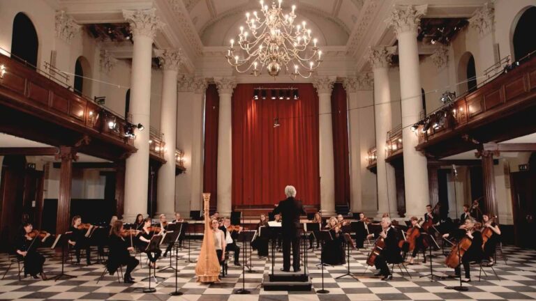 Danses Sacrée et Profane by Claude Debussy with Anne Denholm (harp) and Christopher Warren-Green (conductor)